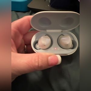 Samsung earbuds works perfectly